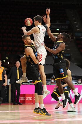 Jonas Wohlfahrth Bottermann Ludwigsburg blocks Vladimir Lucic Munich GER, FC Bayern Basketball vs MHP Riesen Ludwigsburg, Basketball, 1 Bundesliga, Playoffs 2020 2021, Semifinals Game 3, 02 06 2021, GER, FC Bayern Basketball vs MHP Riesen Ludwigsburg, Basketball, 1 Bundesliga, Playoffs 2020 2021, Semifinals Game 3, 02 06 2021, Munich Copyright: xEIBNER MarcelxEngelbrechtx EP_EER