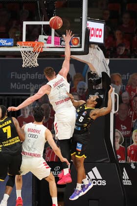 Leon Radosevic Muenchen tries to block Barry Brown Jr Ludwigsburg GER, FC Bayern Basketball vs MHP Riesen Ludwigsburg, Basketball, 1 Bundesliga, Playoffs 2020 2021, Semifinals Game 3, 02 06 2021, GER, FC Bayern Basketball vs MHP Riesen Ludwigsburg, Basketball, 1 Bundesliga, Playoffs 2020 2021, Semifinals Game 3, 02 06 2021, Muenchen Copyright: xEIBNER MarcelxEngelbrechtx EP_EER