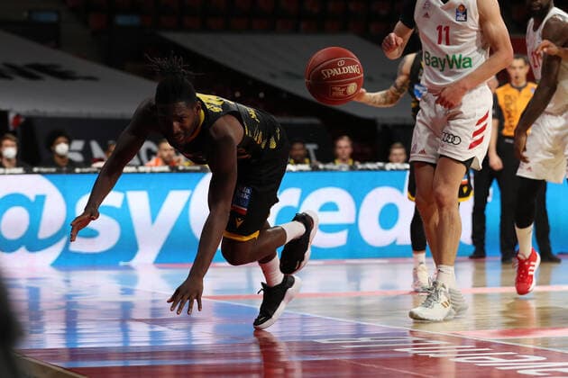 Jaleen Smith Ludwigsburg tries to save the ball GER, FC Bayern Basketball vs MHP Riesen Ludwigsburg, basketball, 1 Bundesliga, playoffs 2020 2021, semifinals game 3, 02 06 2021, GER, FC Bayern Basketball vs MHP Riesen Ludwigsburg, basketball, 1 Bundesliga, playoffs 2020 2021, semifinals game 3, 02 06 2021, Munich Copyright: xEIBNER MarcelxEngelbrechtx EP_EER