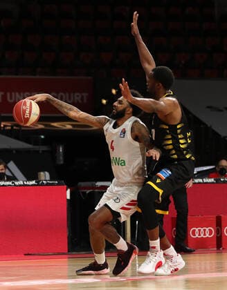 Dennis Seeley Muenchen and Jamel McLean Ludwigsburg in duel GER, FC Bayern Basketball vs MHP Riesen Ludwigsburg, Basketball, 1 Bundesliga, Playoffs 2020 2021, Semifinals Game 3, 02 06 2021, GER, FC Bayern Basketball vs MHP Riesen Ludwigsburg, Basketball, 1 Bundesliga, Playoffs 2020 2021, Semifinals Game 3, 02 06 2021, Muenchen Copyright: xEIBNER MarcelxEngelbrechtx EP_EER