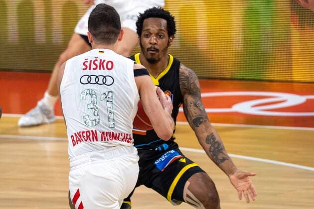 Zan Mark Sisko 31 FC Bayern , Barry Brown Jr 5 MHP Riesen Ludwigsburg , FC Bayern Basketball vs MHP Riesen Ludwigsburg BBL Playoffs, Semifinals, 02 06 2021 Muenchen Bayern Germany Copyright: xkolbert-press UlrichxGamelx