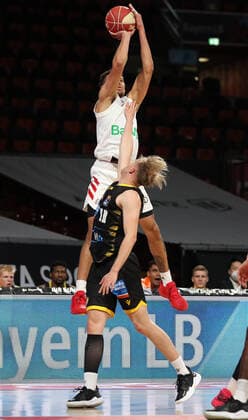 Lukas Herzog Ludwigsburg tries to block Wade Baldwin IV Munich GER, FC Bayern Basketball vs MHP Riesen Ludwigsburg, Basketball, 1 Bundesliga, Playoffs 2020 2021, Semifinals Game 3, 02 06 2021, GER, FC Bayern Basketball vs MHP Riesen Ludwigsburg, Basketball, 1 Bundesliga, Playoffs 2020 2021, Semifinals Game 3, 02 06 2021, Munich Copyright: xEIBNER MarcelxEngelbrechtx EP_EER