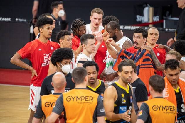 FC Bayern celebrates todays win, FC Bayern Basketball vs MHP Riesen Ludwigsburg BBL playoffs, semi-finals, 02 06 2021 Munich Bavaria Germany Copyright: xkolbert-press UlrichxGamelx
