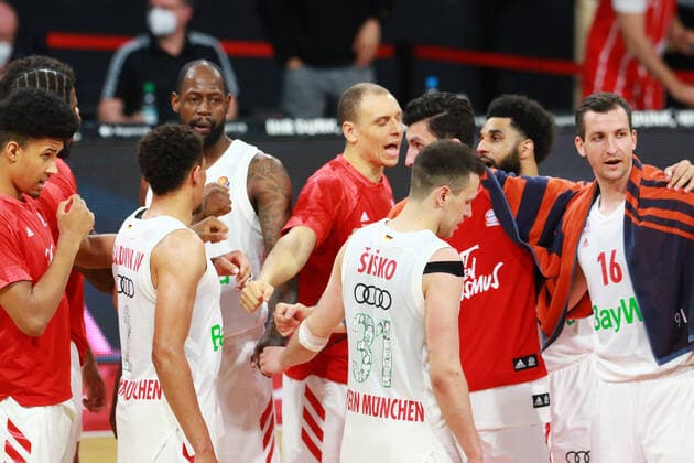 v l 2 Wade Baldwin, 31 Zan Mark Sisko, 14 Nihad Djedovic, 4 Dennis Jerome Seeley, 16 Paul Zipser FCBB jubilate at the end Jubel, Schlussjubel Basketball, 1 Bundesliga, BBL, Playoff, Spiel 3, FC Bayern München MHP Riesen Ludwigsburg im Audi Dome am 02 06 2021 FOTO Mladen Lackovic LakoPress