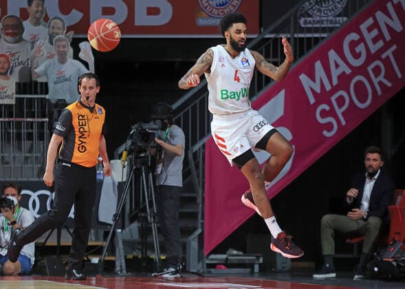 02 06 2021, BBL, FC Bayern Basket vs Ludwigsburg, Audi Dome, Munich , in picture D J Seeley FCB Basketball , Marko Pesic FCBB looks on