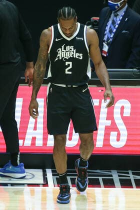 LOS ANGELES, CA - JUNE 02: LA Clippers forward Kawhi Leonard (2) walks onto the court for game 5 of the first round of the NBA, Basketball Herren, USA Western Conference Playoffs between the Dallas Mavericks and the Los Angeles Clippers on June 02, 2021, at Staples Center in Los Angeles, CA. (Photo by Jevone Moore Icon Sportswire) NBA: JUN 02 Western Playoffs First Round - Mavericks at Clippers Icon210602003