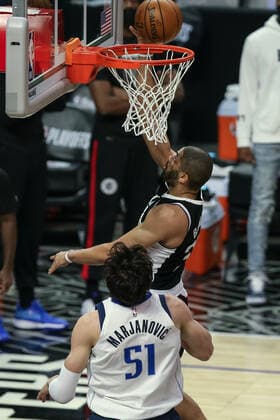 LOS ANGELES, CA - JUNE 02: LA Clippers forward Nicolas Batum (33) drives to the basket game 5 of the first round of the NBA, Basketball Herren, USA Western Conference Playoffs between the Dallas Mavericks and the Los Angeles Clippers on June 02, 2021, at Staples Center in Los Angeles, CA. (Photo by Jevone Moore Icon Sportswire) NBA: JUN 02 Western Playoffs First Round - Mavericks at Clippers Icon210602013