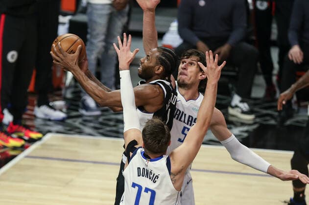 LOS ANGELES, CA - JUNE 02: LA Clippers forward Kawhi Leonard (2) splits the Dallas Mavericks defense game 5 of the first round of the NBA, Basketball Herren, USA Western Conference Playoffs between the Dallas Mavericks and the Los Angeles Clippers on June 02, 2021, at Staples Center in Los Angeles, CA. (Photo by Jevone Moore Icon Sportswire) NBA: JUN 02 Western Playoffs First Round - Mavericks at Clippers Icon210602016