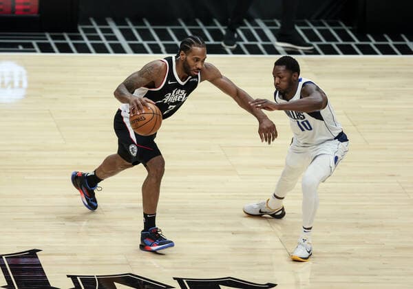 LOS ANGELES, CA - JUNE 02: LA Clippers forward Kawhi Leonard (2) game 5 of the first round of the NBA, Basketball Herren, USA Western Conference Playoffs between the Dallas Mavericks and the Los Angeles Clippers on June 02, 2021, at Staples Center in Los Angeles, CA. (Photo by Jevone Moore Icon Sportswire) NBA: JUN 02 Western Playoffs First Round - Mavericks at Clippers Icon210602050