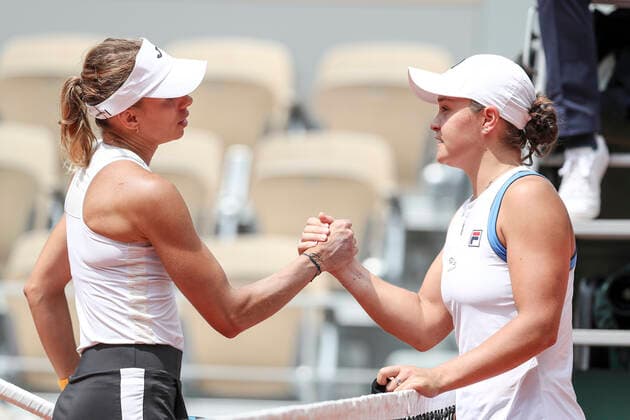 TENNIS - French Open 2021 PARIS,FRANCE,03.June.21 - TENNIS - WTA, Tennis Damen Tour, French Open, Roland Garros, Grand Slam. Image shows Magda Linette (POL) and Ashleigh Barty (AUS).  GEPAxpictures xPatrickxSteiner