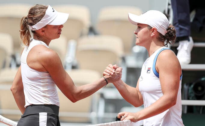 Tennis, French Open, Tag 5 TENNIS - French Open 2021 PARIS,FRANCE,03.June.21 - TENNIS - WTA, Tennis Damen Tour, French Open, Roland Garros, Grand Slam. Image shows Magda Linette (POL) and Ashleigh Barty (AUS).  GEPAxpictures xPatrickxSteiner