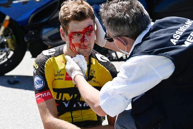 Bilder des Jahres 2021, Sport 06 Juni Sport Themen der Woche KW22 Saint-Vallier, France - June 3 : crash of HOFSTEDE Lennard (NED) of JUMBO-VISMA during stage 5 of the 73th edition of the 2021 Criterium du Dauphine Libere cycling race, a stage of 175,5km with start in Saint-Chamond and finish in Saint-Vallier on June 03, 2021 in Saint-Vallier, France, 3 06 2021 CYCLISME : Criterium du Dauphine 2021 - 3 06 2021 PHOTONEWS PANORAMIC 