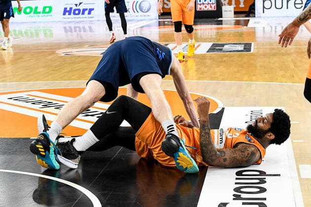 GER, BBL, Play offs, ratiopharm ulm vs Alba Berlin 03 06 2021, ratiopharm arena, Neu Ulm, GER, BBL, Play offs, ratiopharm ulm vs Alba Berlin, in picture Niels Giffey Berlin, 5 crashes over Cameron Clark Ulm, 3 nordphotoxGmbHx xHafner nph00200