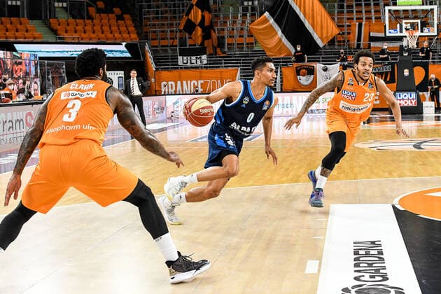 GER, BBL, Play offs, ratiopharm ulm vs Alba Berlin 03 06 2021, ratiopharm arena, Neu Ulm, GER, BBL, Play offs, ratiopharm ulm vs Alba Berlin, in the picture energetic attack of Maodo Lo Berlin, 0 against Cameron Clark Ulm, 3 and Troy Caupain Ulm, 23 nordphotoxGmbHx xHafner nph00200