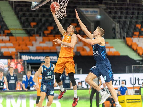 John Petrucelli Ratiopharm Ulm 07 , Tim Schneider Alba Berlin, 10 , Ratiopharm Ulm vs Alba Berlin, basketball, playoffs, game 3, season 2020 2021, 03 06 2021, Ratiopharm Ulm vs Alba Berlin, basketball, playoffs, game 3, season 2020 2021, 03 06 2021 New Ulm. Copyright: xEibner-Pressefoto SaschaxWaltherx EP_EER