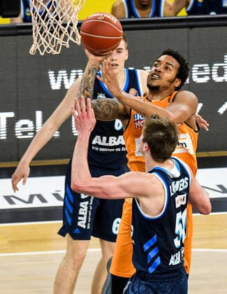 GER, BBL, Play offs, ratiopharm ulm vs Alba Berlin 03 06 2021, ratiopharm arena, Neu Ulm, GER, BBL, Play offs, ratiopharm ulm vs Alba Berlin, in the picture Troy Caupain Ulm, 23 successfully goes to the basket and wins against Malte Delow Berlin, 6 and Ben Lammers Berlin, 50 nordphotoxGmbHx xHafner nph00200