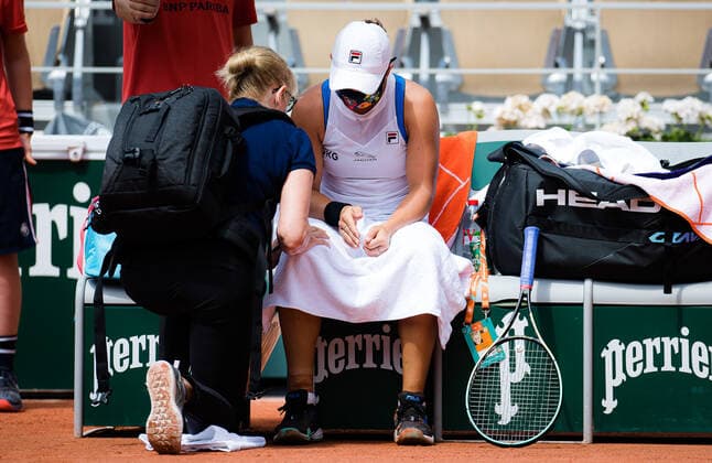 June 3, 2021, PARIS, FRANCE: Ashleigh Barty of Australia receives medical attention during her second-round match at the 2021 Roland Garros Grand Slam Tournament against Magda Linette of Poland PARIS FRANCE - ZUMAa181 20210603_zaa_a181_052 Copyright: xRobxPrangex