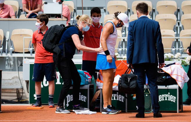 June 3, 2021, PARIS, FRANCE: Ashleigh Barty of Australia receives medical attention during her second-round match at the 2021 Roland Garros Grand Slam Tournament against Magda Linette of Poland PARIS FRANCE - ZUMAa181 20210603_zaa_a181_054 Copyright: xRobxPrangex