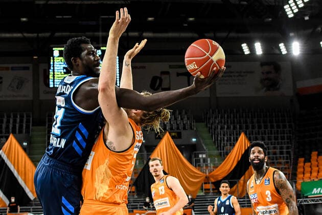 GER, BBL, Play offs, ratiopharm ulm vs Alba Berlin 03 06 2021, ratiopharm arena, Neu Ulm, GER, BBL, Play offs, ratiopharm ulm vs Alba Berlin, in the picture Jean Marc Christ Koumadje Berlin, 21 is fighting against Dylan Osetkowski Ulm, 21 nordphotoxGmbHx xHafner nph00200
