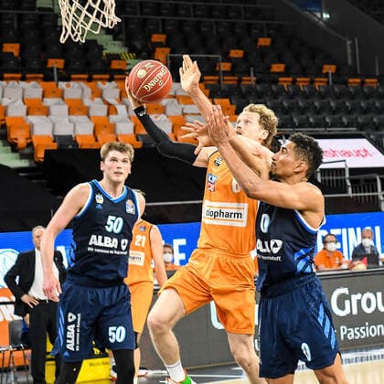 GER, BBL, Play offs, ratiopharm ulm vs Alba Berlin 03 06 2021, ratiopharm arena, Neu Ulm, GER, BBL, Play offs, ratiopharm ulm vs Alba Berlin, in the picture Ben Lammers Berlin, 50 , Per Günther Guenther Ulm, 6 prevails against Maodo Lo Berlin, 0 nordphotoxGmbHx xHafner nph00200