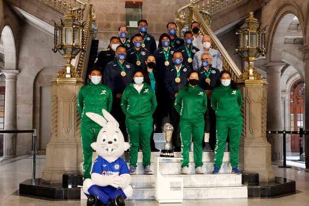 The Mexico™s Mayor Meet With Cruz Azul MEXICO CITY, MEXICO - JUNE 3: The head of the Mexico City Government, Claudia Sheinbaum poses for photos with Alvaro Davila, Jaime Ordiales, Victor Manuel Velazquez, Juan Reynoso, Elias Hernandez, Julio Cesar Dominguez and Jose Joaquin Martinez during a meet to recognition to Cruz Azul team who are the Champions of Mexican football league at town hall on June 3, 2021 in Mexico City, Mexico. Copyright: xLuisxBarronx EYEPIXGROUP_LB_03062021_8182