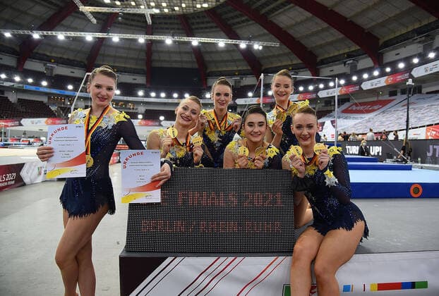 Bilder des Jahres 2021, Sport 06 Juni Sport Themen der Woche KW22 Sport Bilder des Tages 04.06.2021, xhbx, Rhythmische Sportgymnastik Deutsche Meisterschaften, Deutsche Meisterschaften Rhythmische Sportgymnastik - Rhythmische Sportgymnastik RSG 2021 emspor, v.l. Gruppe TV Dahn 1910 e.V. Siegerehrung (DFL DFB REGULATIONS PROHIBIT ANY USE OF PHOTOGRAPHS as IMAGE SEQUENCES and or QUASI-VIDEO) Dortmund *** 04 06 2021, xhbx, Rhythmic Gymnastics German Championships, German Championships Rhythmic Gymnastics Rhythmic Gymnastics RSG 2021 emspor, v l Group TV Dahn 1910 e V Award Ceremony DFL DFB REGULATIONS PROHIBIT ANY USE OF PHOTOGRAPHS as IMAGE SEQUENCES and or QUASI VIDEO Dortmund