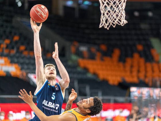 Nils Giffey Alba Berlin, 05 , Troy Caupain Ratiopharm Ulm 23 , Ratiopharm Ulm vs Alba Berlin, basketball, playoffs, game 3, season 2020 2021, 03 06 2021, Ratiopharm Ulm vs Alba Berlin, basketball, playoffs, game 3, season 2020 2021, 03 06 2021 New Ulm Copyright: xEibner-Pressefoto SaschaxWaltherx EP_EER
