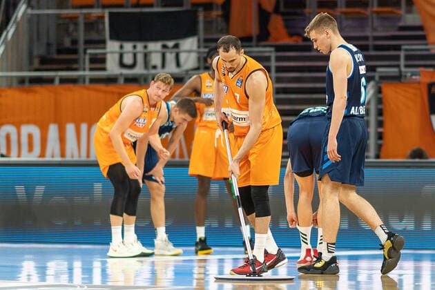 Wipes, John Petrucelli Ratiopharm Ulm 07 , Ratiopharm Ulm vs Alba Berlin, basketball, playoffs, game 3, season 2020 2021, 03 06 2021, Ratiopharm Ulm vs Alba Berlin, basketball, playoffs, game 3, season 2020 2021, 03 06 2021 New Ulm Copyright: xEibner-Pressefoto SaschaxWaltherx EP_EER