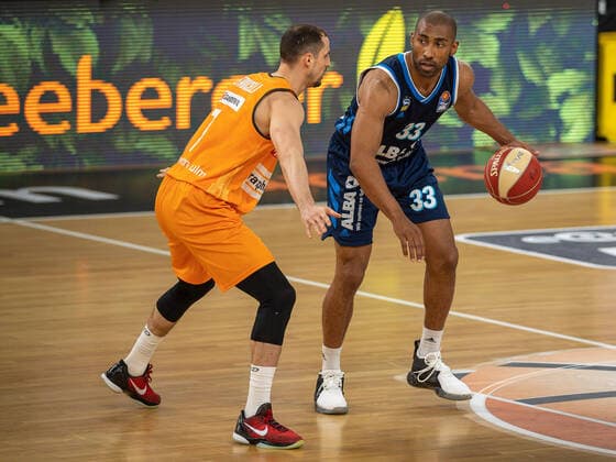 John Petrucelli Ratiopharm Ulm 07 , Jayson Granger Alba Berlin, 33 , Ratiopharm Ulm vs Alba Berlin, basketball, playoffs, game 3, season 2020 2021, 03 06 2021, Ratiopharm Ulm vs Alba Berlin, basketball, playoffs, game 3, season 2020 2021, 03 06 2021 New Ulm. Copyright: xEibner-Pressefoto SaschaxWaltherx EP_EER