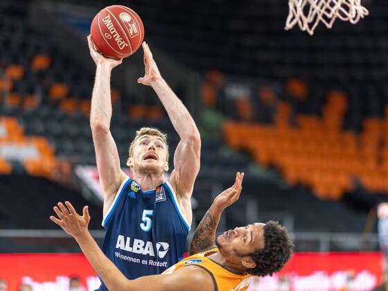 Nils Giffey Alba Berlin, 05 , Troy Caupain Ratiopharm Ulm 23 , Ratiopharm Ulm vs Alba Berlin, basketball, playoffs, game 3, season 2020 2021, 03 06 2021, Ratiopharm Ulm vs Alba Berlin, basketball, playoffs, game 3, season 2020 2021, 03 06 2021 New Ulm Copyright: xEibner-Pressefoto SaschaxWaltherx EP_EER