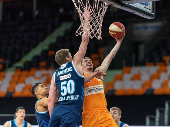 Ben Lammers Alba Berlin, 50 , Andreas Obst Ratiopharm Ulm 13 , Ratiopharm Ulm vs Alba Berlin, basketball, playoffs, game 3, season 2020 2021, 03 06 2021, Ratiopharm Ulm vs Alba Berlin, basketball, playoffs, game 3, season 2020 2021, 03 06 2021 New Ulm. Copyright: xEibner-Pressefoto SaschaxWaltherx EP_EER