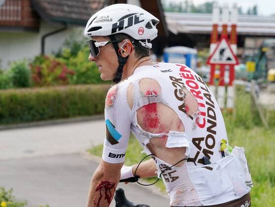 Bilder des Jahres 2021, Sport 06 Juni Sport Themen der Woche KW22 Foto Manuel Geisser 04.06.2021 Radsport Grosser Preis des Kantons Aargau. Gippingen Bild : Sturzopfer Mathias Frank (SUI) Team AG2R-Citroen Aktion *** Photo Manuel Geisser 04 06 2021 Cycling Grand Prix of the Canton of Aargau Gippingen Picture Crash Victim Mathias Frank SUI Team AG2R Citroen Action 