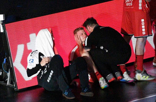 Consolation from Lemgo coach Florian Kehrmann for Timo Kastening MT Melsungen, 73 , alongside Silvio Heinevetter MT Melsungen, 12 , Handball, Men, TBV Lemgo vs MT Melsungen, REWE Final4 Final, make-up date 2019 2020 season, 04 06 21 Hamburg Barclaycard Arena Hamburg Germany