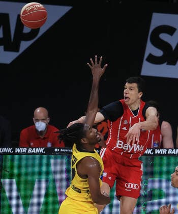 04 06 2021, BBL Play off, FCB Basketball vs Ludwigsburg, Audi Dome Muenchen , in picture Jalen Smith Ludwigsburg Riesen vs Vladimir Lucic FCB Basketball