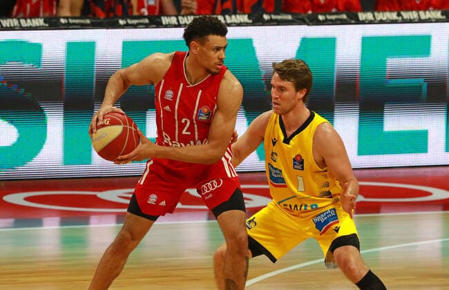 2 Wade Baldwin FCBB red, vs 1 Jordan Hulls Ludwigsburg basketball, 1 Bundesliga, BBL, playoff, game 4, FC Bayern Munich MHP Riesen Ludwigsburg at Audi Dome on 04 06 2021 PHOTO Mladen Lackovic LakoPress