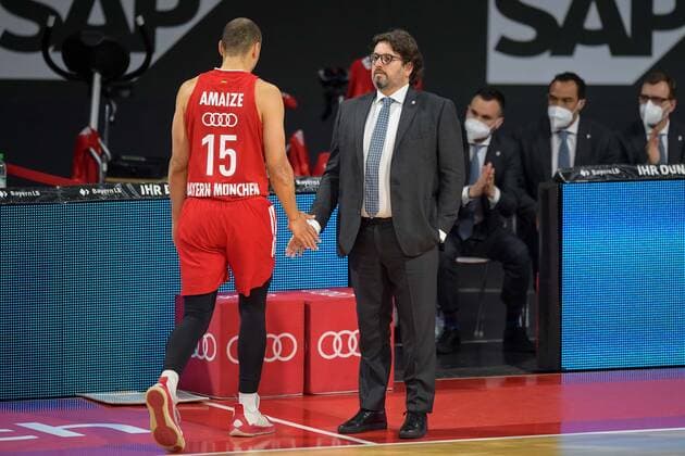 Basketball, BBL, 20210604, FC Bayern Munich MHP RIESEN Ludwigsburg Pictured Robin AMAIZE FC Bayern Munich, 15 and Head Coach of FC Bayern Munich Andrea TRINCHIERI applaud after substitution Munich Audi Dome Bayern Germany Copyright: Passion2Press MarkusxFischerx