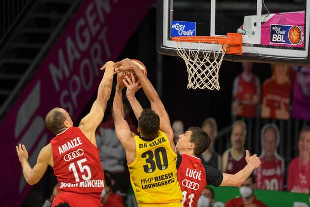 Basketball, BBL, 20210604, FC Bayern München MHP RIESEN Ludwigsburg Pictured are Robin AMAIZE FC Bayern München, 15 , Oscar DA SILVA MHP Riesen Ludwigsburg, 30 and Vladimir LUCIC FC Bayern München, 11 Rebound Munich Audi Dome Bayern Germany. Copyright: Passion2Press MarkusxFischerx