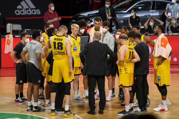 Basketball, BBL, 20210604, FC Bayern Munich MHP RIESEN Ludwigsburg In the picture Head Coach of the MHP Riesen Ludwigsburg John PATRICK speaks to the team after defeat elimination Munich Audi Dome Bayern Germany Copyright: Passion2Press MarkusxFischerx