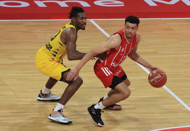 04 06 2021, BBL Play off, FCB Basketball vs Ludwigsburg, Audi Dome Muenchen , in picture Jalen Smith Ludwigsburg Riesen vs Wade Baldwin FCB Basketball