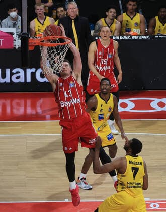 04 06 2021, BBL Play off, FCB Basketball vs Ludwigsburg, Audi Dome Muenchen , in picture Leon Radosevic FCB Basketball at the basket, Robin Amaize FCB Basketball , Jalen Smith Ludwigsburg Giants and Jamel McLean Ludwigsburg Giants are looking on