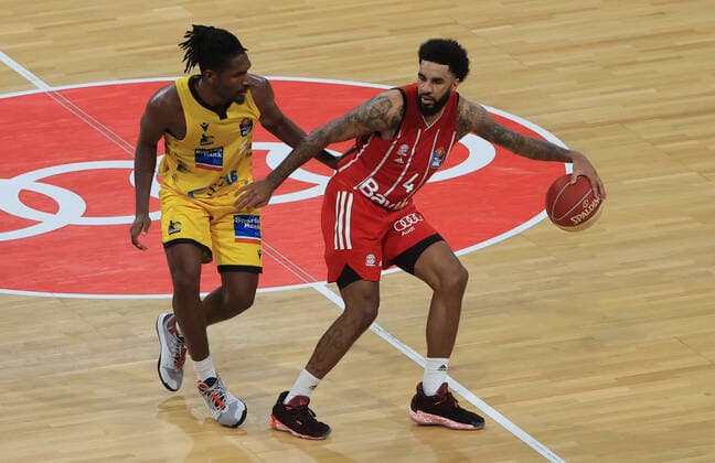 04 06 2021, BBL Play off, FCB Basketball vs Ludwigsburg, Audi Dome Muenchen , in picture Jalen Smith Ludwigsburg Riesen vs D J Seeley FCB Basketball