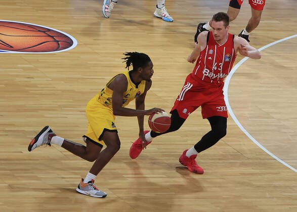 04 06 2021, BBL Play off, FCB Basketball vs Ludwigsburg, Audi Dome Muenchen , in picture Jalen Smith Ludwigsburg Riesen vs Leon Radosevic FCB Basketball