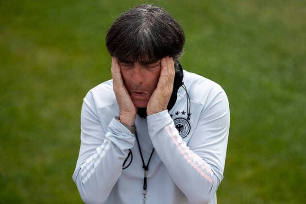 Jogi Loew creams his face before the final training in Seefeld GER, the German national team at the training camp in Seefeld Tirol, Austria, 05 06 2021, European Championship 2021, the DFB team DFL REGULATES PROHIBIT ANY USE OF PHOTOGRAPHS AS IMAGE SEQUENCES AND OR QUASI VIDEO NATIONAL AND INTERNATIONAL NEWS AGENCIES OUT EDITORIAL USE ONLY GER, the German national team at training camp in Seefeld Tirol, Oesterreich, 05 06 2021 Seefeld Copyright: xEibner-Pressefoto RogerxBuerkex EP_EER