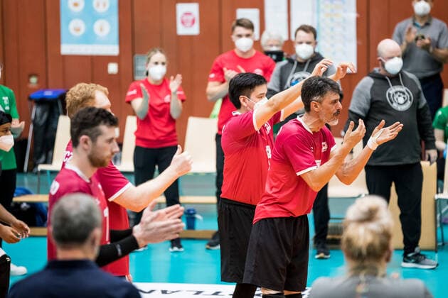 WORLD ParaVolley Mens Final Qualifier Tokyo 2020 Paralympic Games Match for 5th place 6 USA Canada 05 06 2021 The Canadian men applaud for the USA men after the defeat WORLD ParaVolley Mens Final Qualifier Tokyo 2020 Paralympic Games Match for 5th place 6 USA Canada Duisburg Sportschule Wedau Copyright: xBEAUTIFULxSPORTS Wunderlx