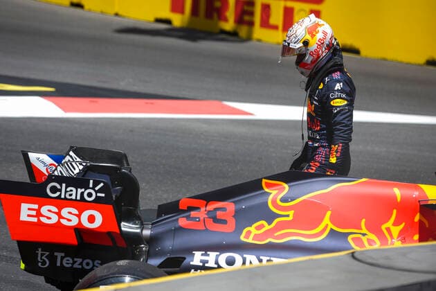 VERSTAPPEN Max (ned), Red Bull Racing Honda RB16B after hitting the wall in FP3 during the Formula 1 Azerbaijan Grand Prix 2021 from June 04 to 06, 2021 on the Baku City Circuit, in Baku, Azerbaijan - FORMULE 1 : Grand Prix d Azerbaidjan - Bakou - 05 06 2021 DPPI PANORAMIC  00121011AV6_7458JPG