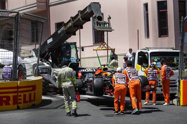 VERSTAPPEN Max (ned), Red Bull Racing Honda RB16B, marshall, commissaire de piste, during the Formula 1 Azerbaijan Grand Prix 2021 from June 04 to 06, 2021 on the Baku City Circuit, in Baku, Azerbaijan - FORMULE 1 : Grand Prix d Azerbaidjan - Bakou - 05 06 2021 DPPI PANORAMIC  00121011_AV6_7488