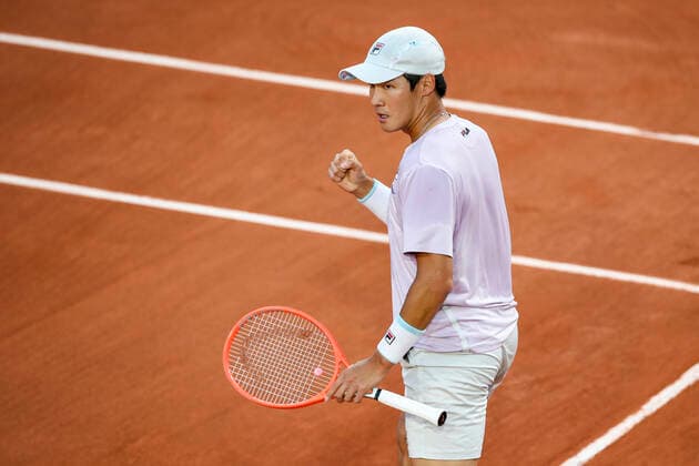 TENNIS - French Open 2021 PARIS,FRANCE,05.June.21 - TENNIS - ATP, Tennis Herren World Tour, French Open, Roland Garros, Grand Slam. Image shows the rejoicing of Soonwoo Kwon (KOR).  GEPAxpictures xPatrickxSteiner