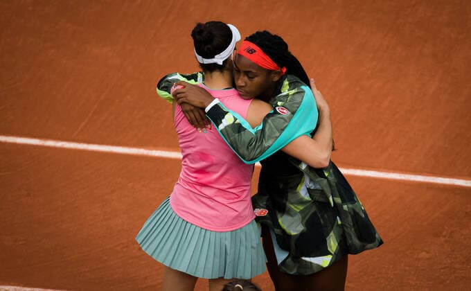 Sport Bilder des Tages June 5, 2021, PARIS, FRANCE: Jennifer Brady of the United States & Cori Gauff of the United States after Brady is force to retire from the third round at the 2021 Roland Garros Grand Slam Tournament PARIS FRANCE - ZUMAa181 20210605_zaa_a181_160 Copyright: xRobxPrangex