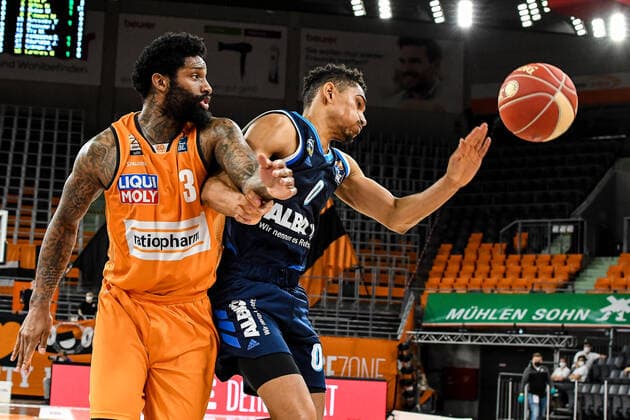 GER, BBL, Play offs, ratiopharm ulm vs Alba Berlin 05 06 2021, ratiopharm arena, Neu Ulm, GER, BBL, Play offs, ratiopharm ulm vs Alba Berlin, in picture Cameron Clark Ulm, 3 with body against Maodo Lo Berlin, 0 nordphotoxGmbHx xHafner nph00200