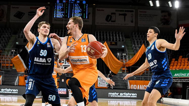 GER, BBL, Play offs, ratiopharm ulm vs Alba Berlin 05 06 2021, ratiopharm arena, Neu Ulm, GER, BBL, Play offs, ratiopharm ulm vs Alba Berlin, in picture Ben Lammers Berlin, 50 , Andreas Obst Ulm, 13 , Simone Fontecchio Berlin, 20 nordphotoxGmbHx xHafner nph00200